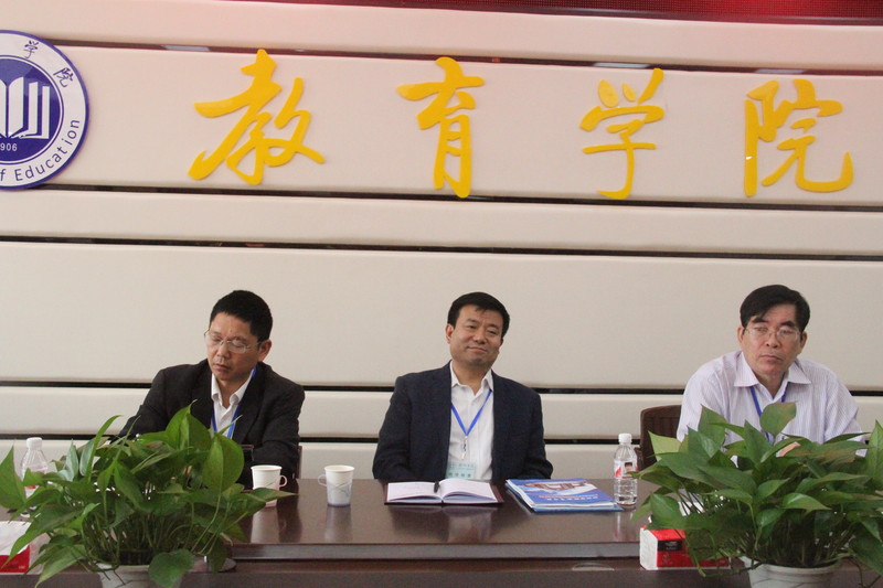 2018年3月5日，学校党委书记赵君（中）到beat365中国在线体育指导工作。